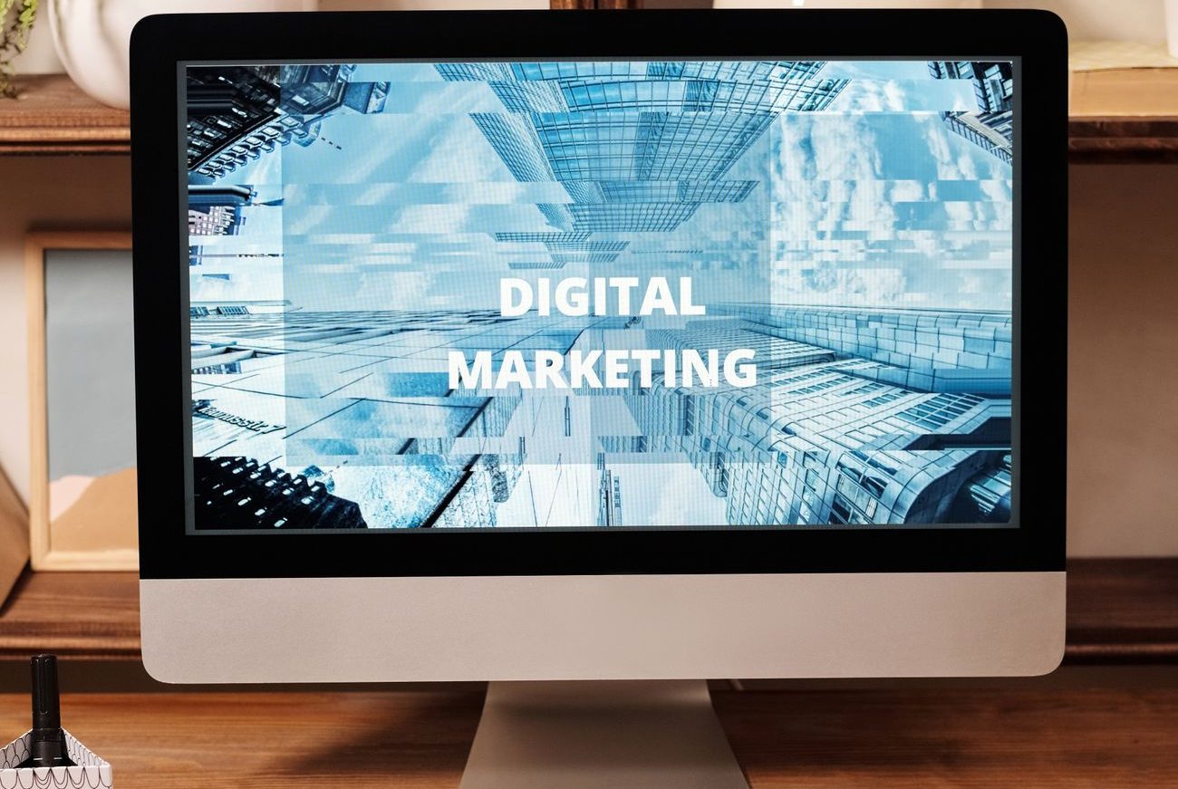Arbeitsplatz einer Digitalagentur, Symbolbild zu Marketingagentur für Makler