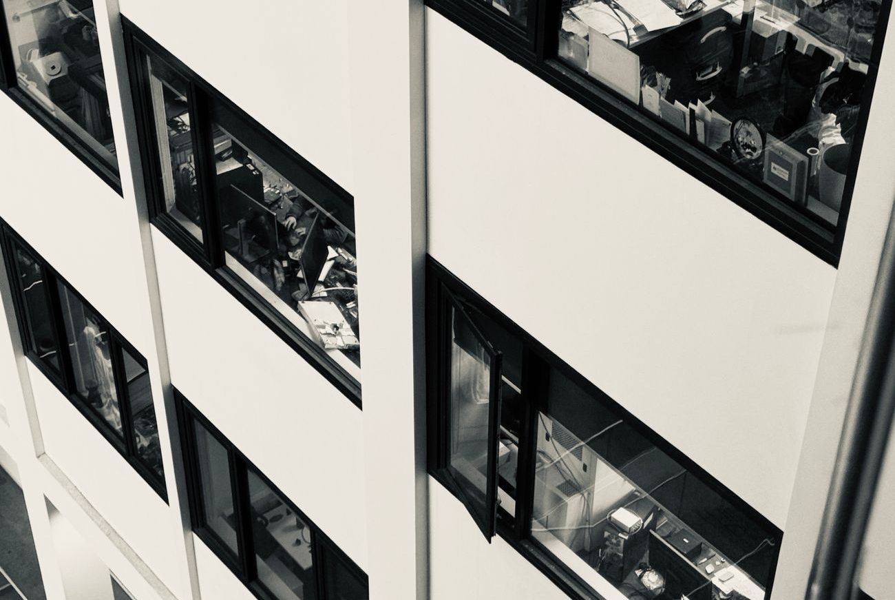 Geschäftsbüro, Symbolbild zum Vergleich Agentur, Abo und Template