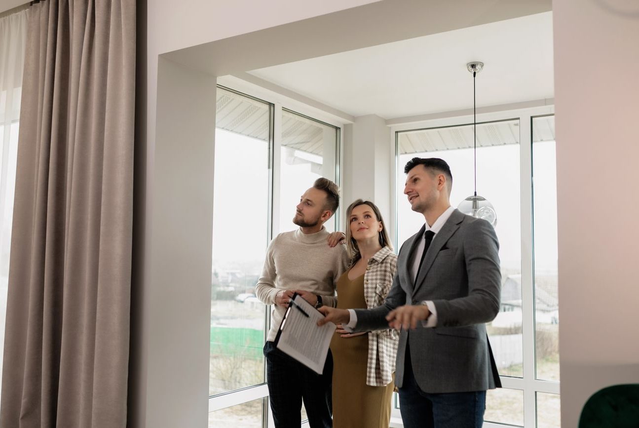 Präsentation eines Immobilienangebots, Ratgeber von Häuserhelden, wie Markteinschätzung und Positionierung über den Verkaufserfolg entscheiden