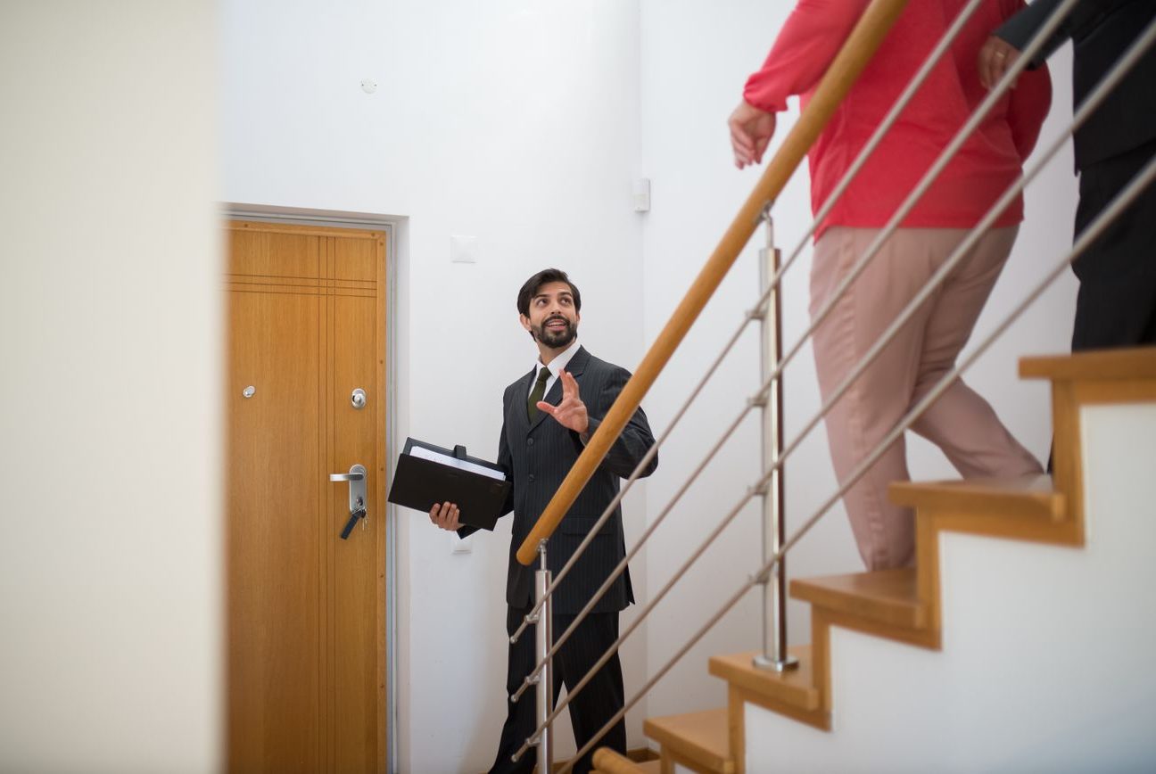 Immobilienmakler im Beratungsgespräch, Symbolbild zum Off-Market-Verkauf ohne öffentliche Vermarktung