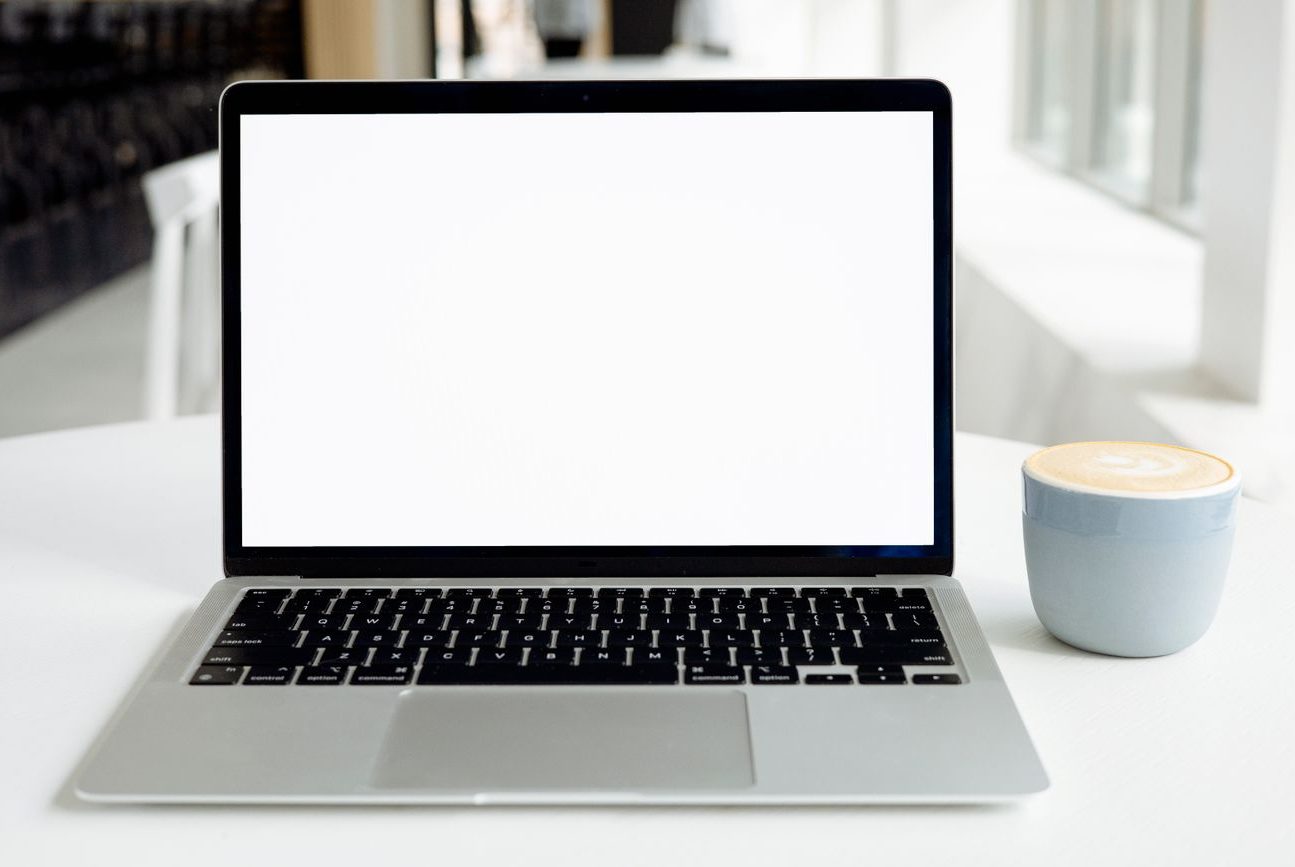 Laptop auf dem Schreibtisch, Symbolbild zum Exposé mit KI