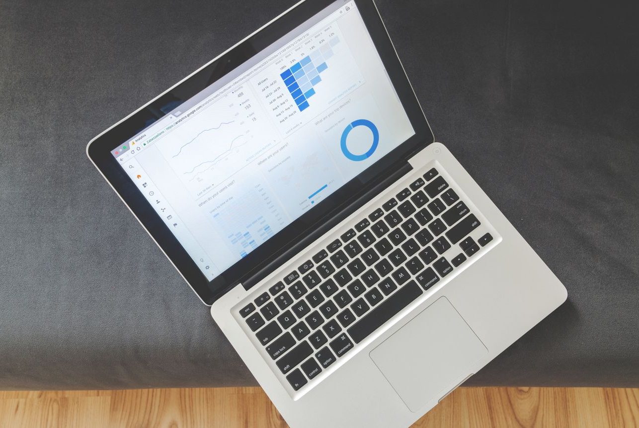 Online-Marketing am Laptop, Symbolbild zum Google-Unternehmensprofil für Makler