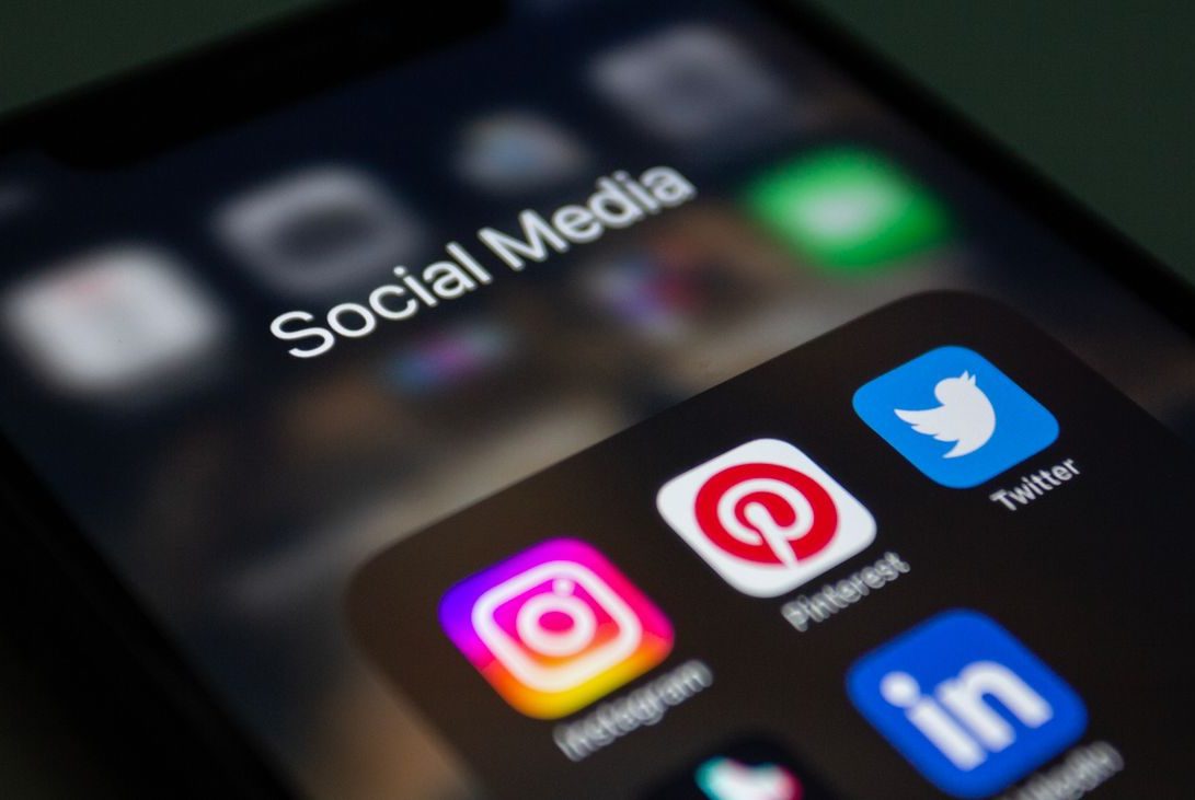 Smartphone-Bildschirm mit Social-Media-Anwendungen, Symbolbild zu Facebook Ads für Immobilien