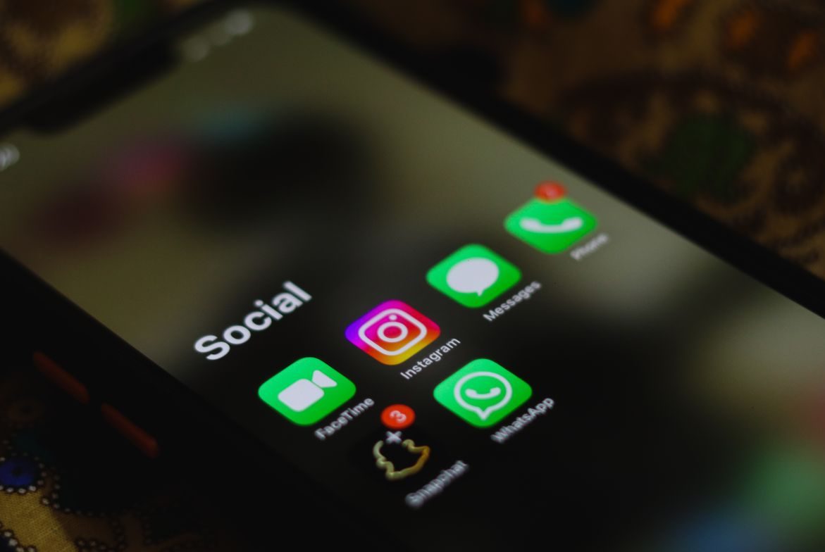 Social-Media-Apps auf dem Smartphone, Symbolbild zu LinkedIn für Makler