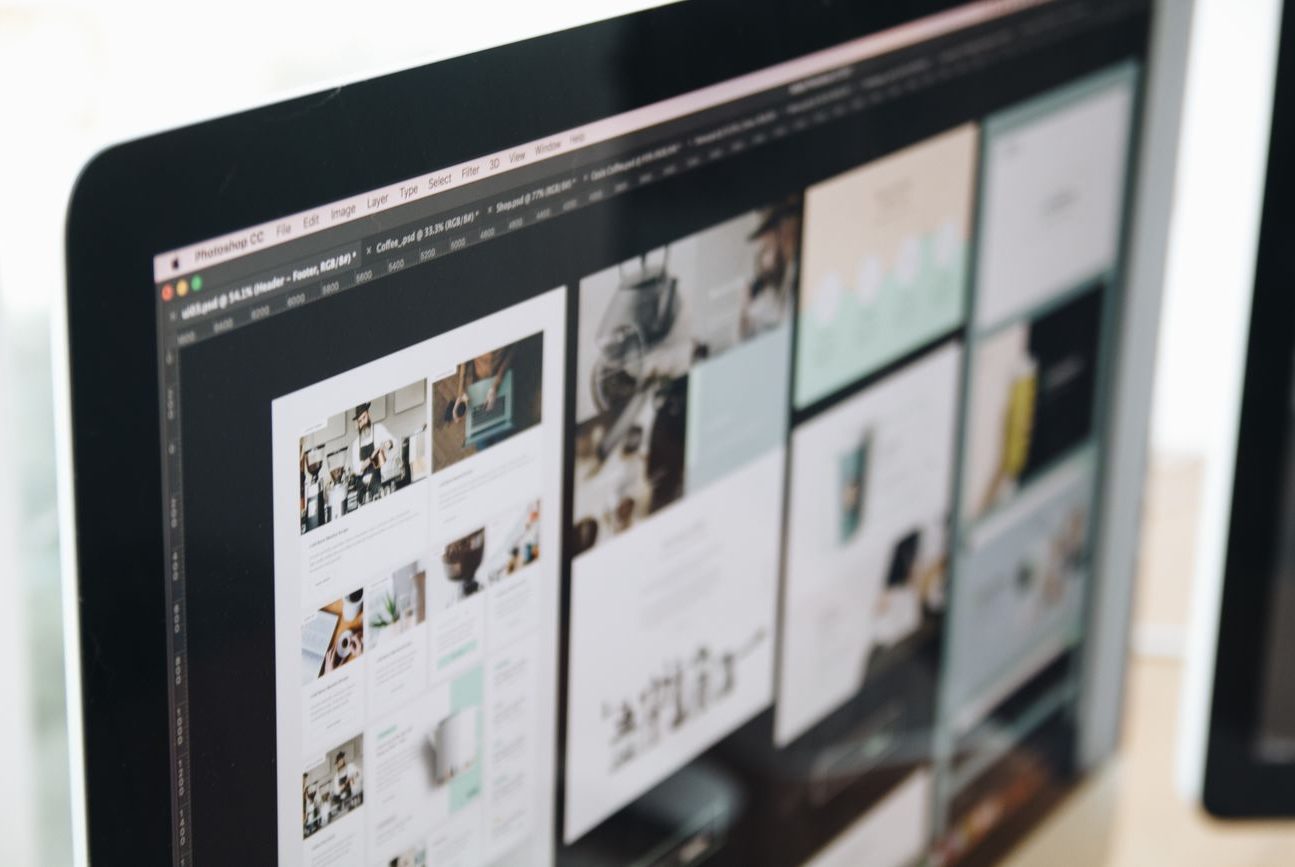Webdesign am Bildschirm, Symbolbild zur selbst gebauten Makler-Website mit KI