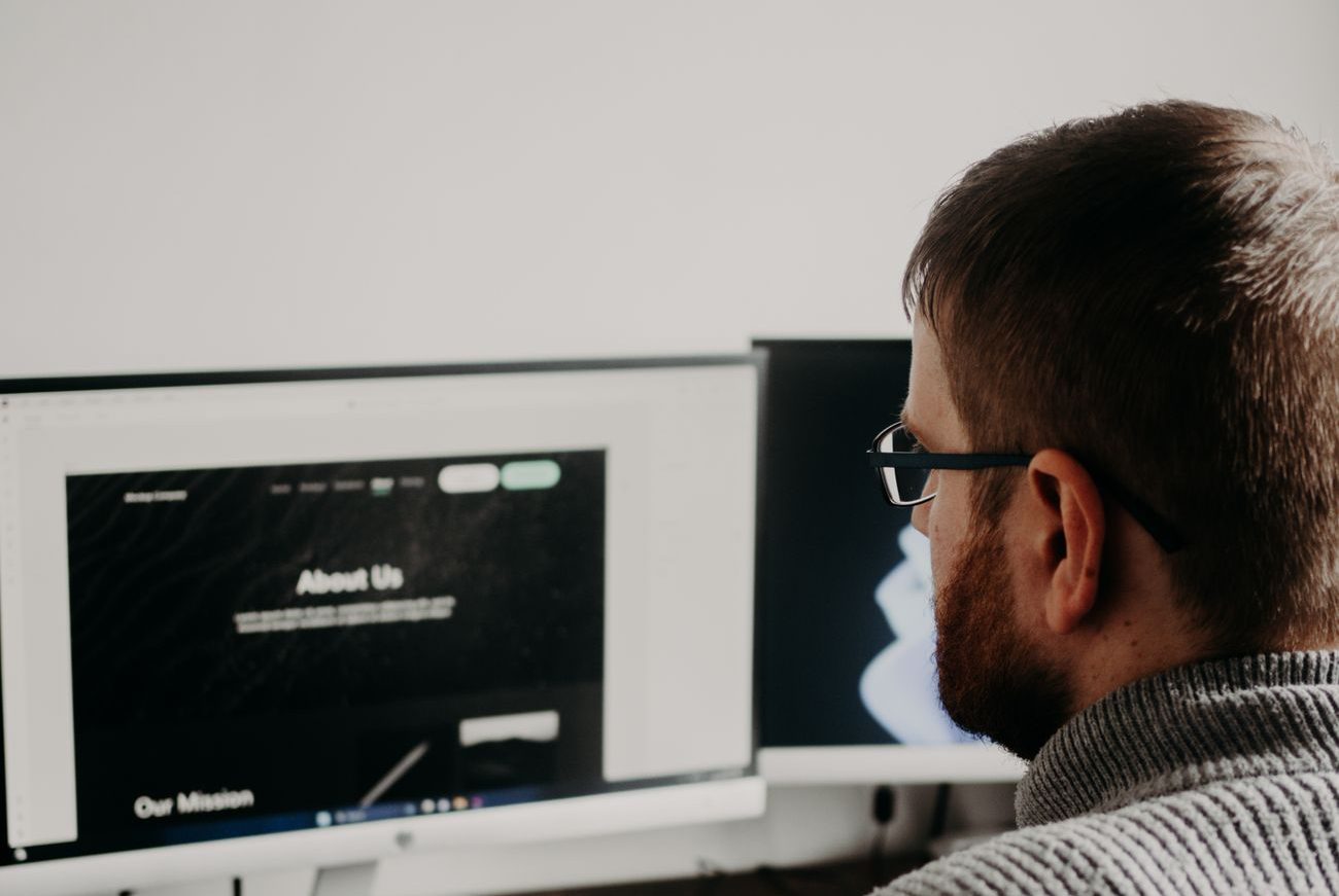 Webdesigner bei der Arbeit, Symbolbild zur Markengeschichte für Makler