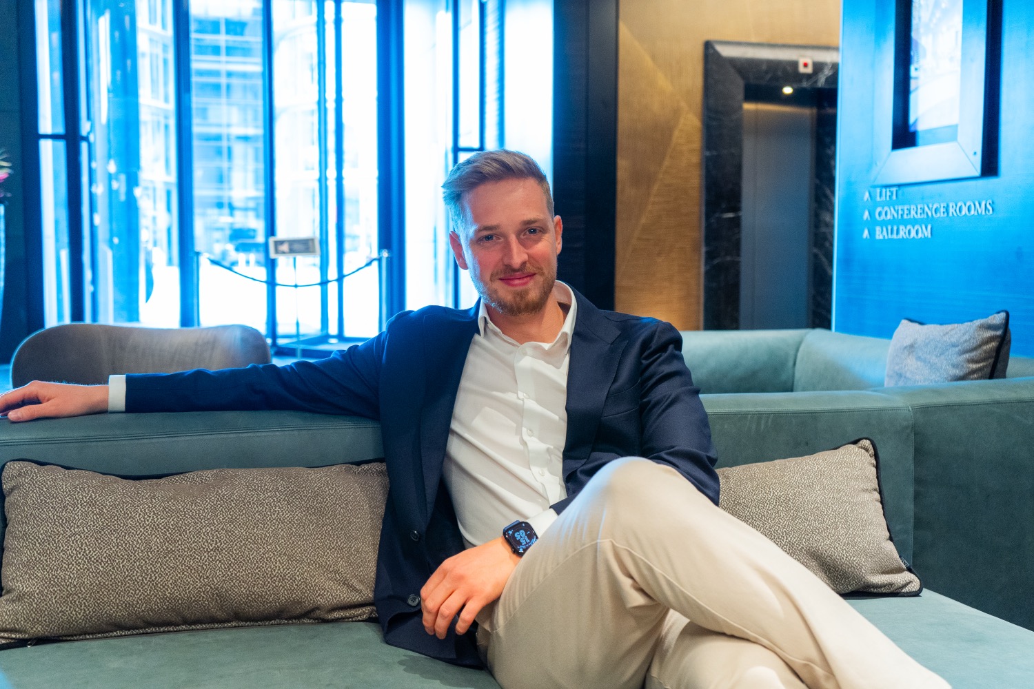 Daniel Kircher, Gründer von Häuserhelden, Portrait im Empfangsbereich