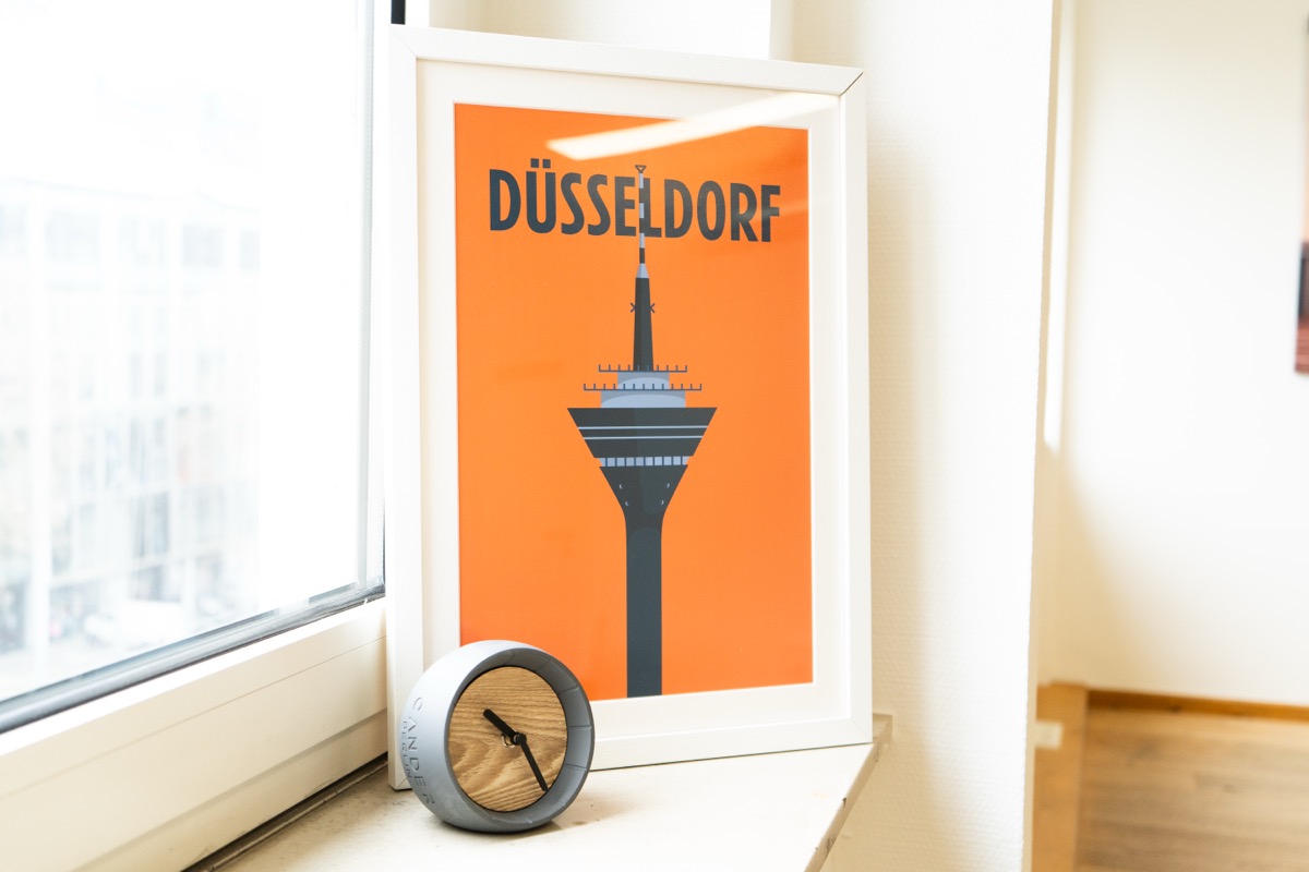 Düsseldorf-Poster mit Rheinturm im Büro von Häuserhelden, verwurzelt in Düsseldorf und dem Umland