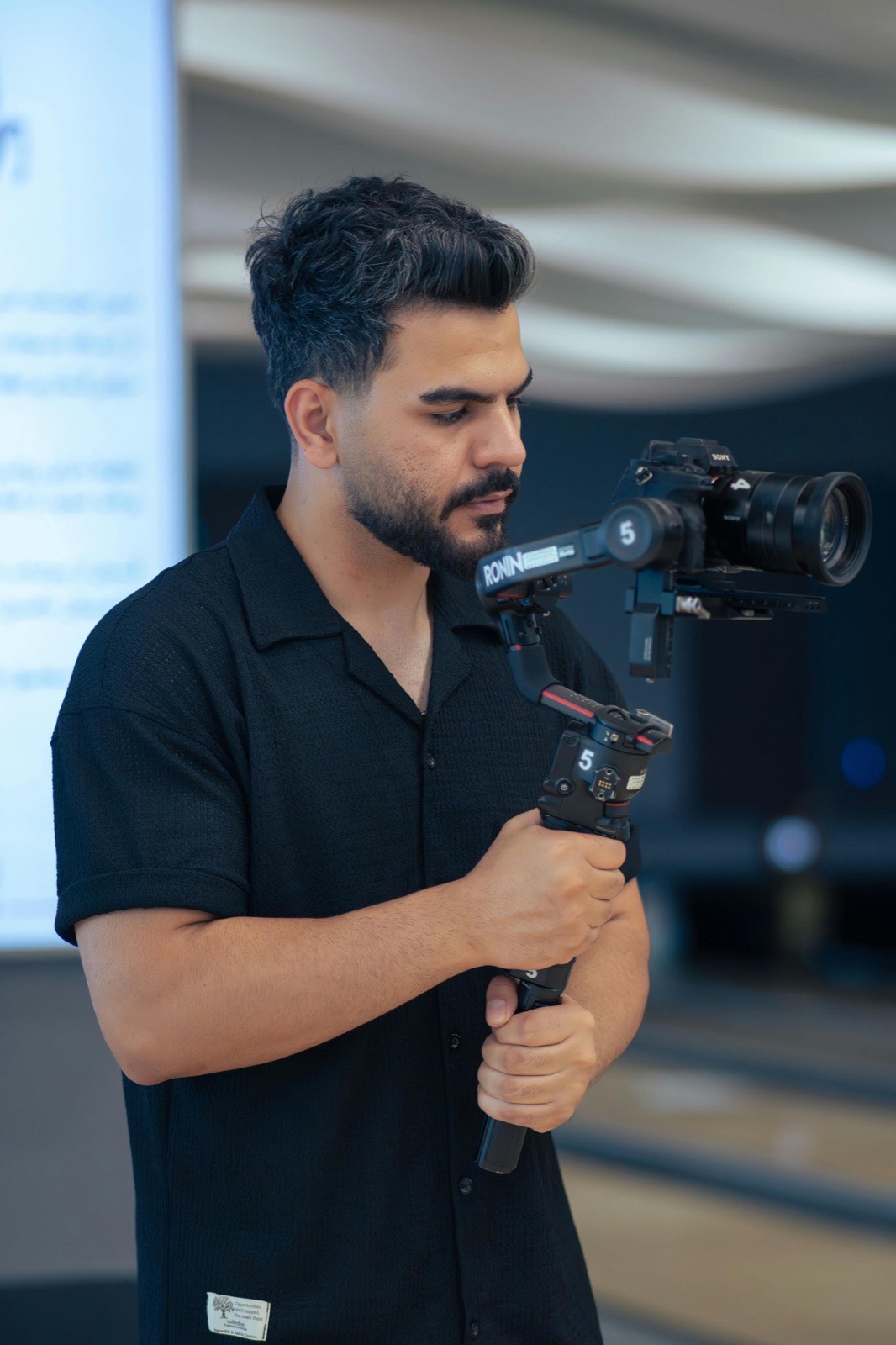 Profi-Fotoshooting einer Immobilie mit Gimbal-Kamera für einen Makler