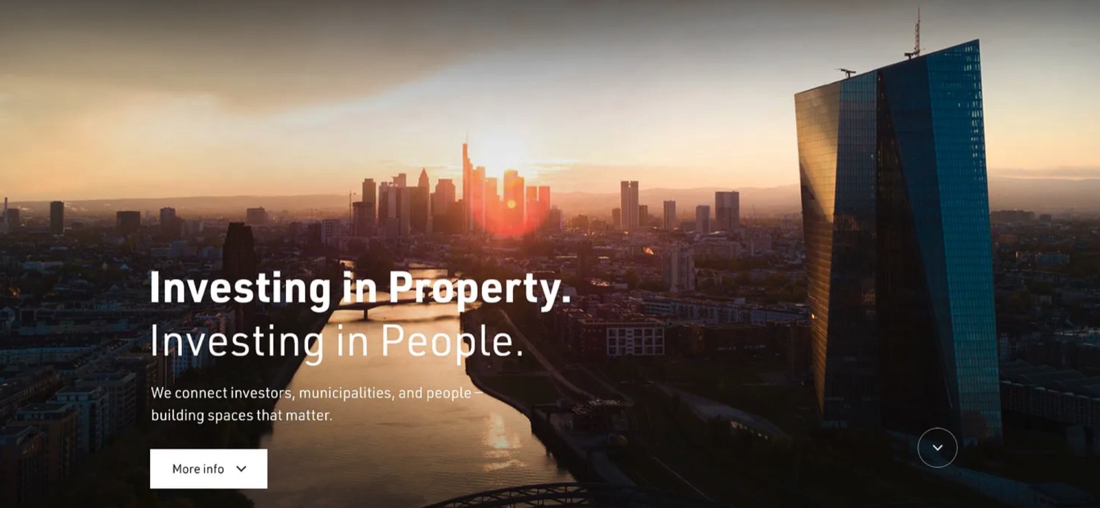 Moderne Immobilien-Website mit Skyline-Motiv