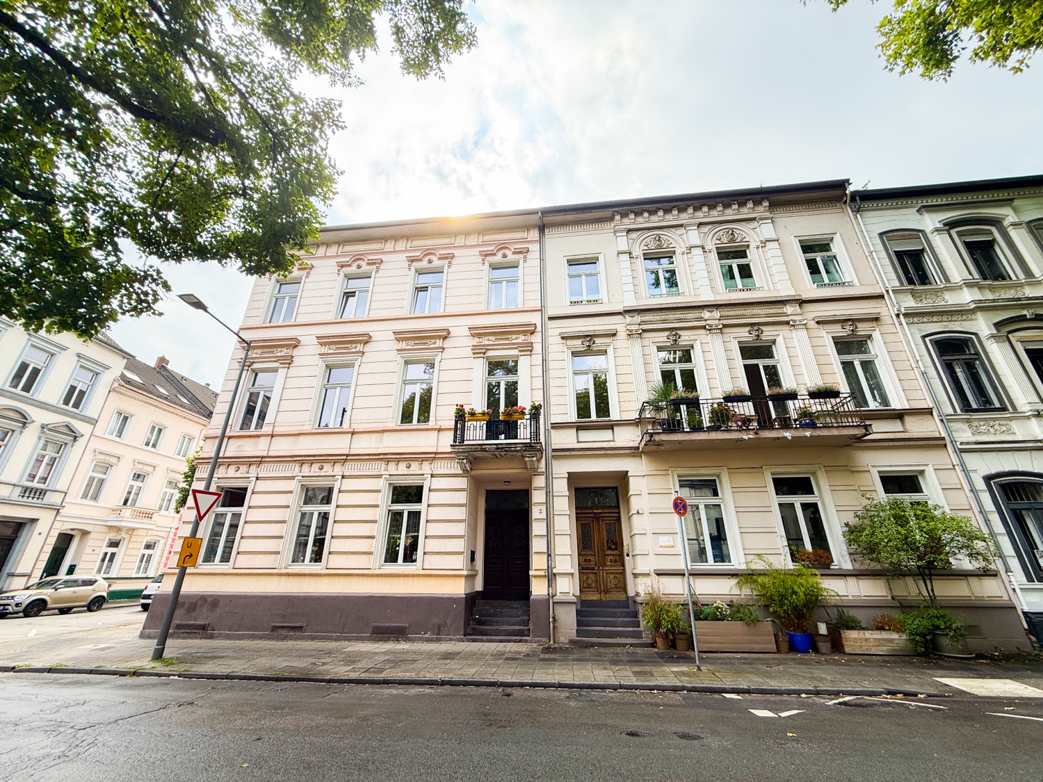 Von Häuserhelden verkaufte Gründerzeit-Altbauimmobilie im Düsseldorfer Umland — Ratgeber zum vollständigen Ablauf des Hausverkaufs mit Makler