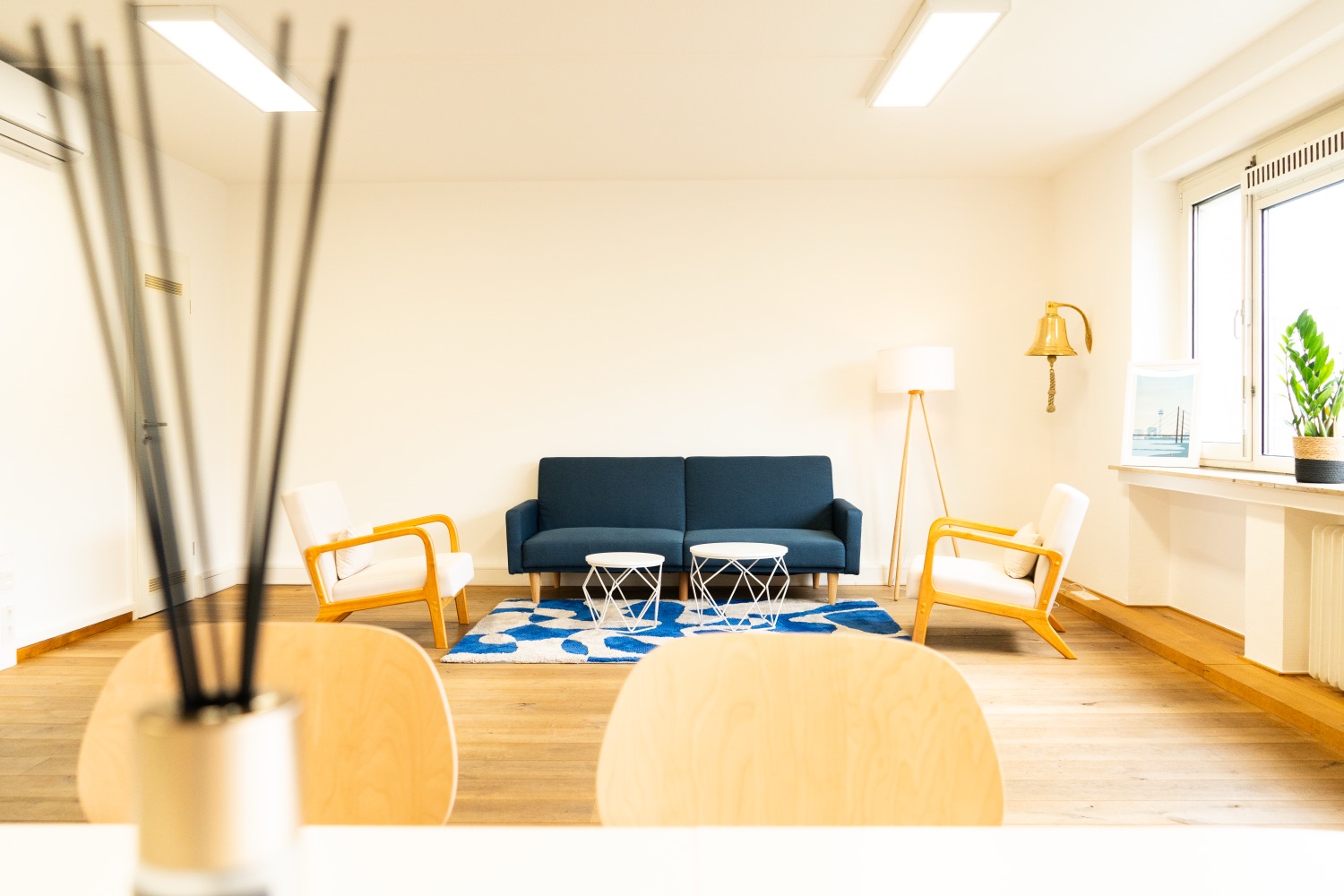 Professionell inszenierter Wohnbereich für ein Immobilien-Exposé — warum hochwertige Fotos Objekte schneller verkaufen, von Häuserhelden