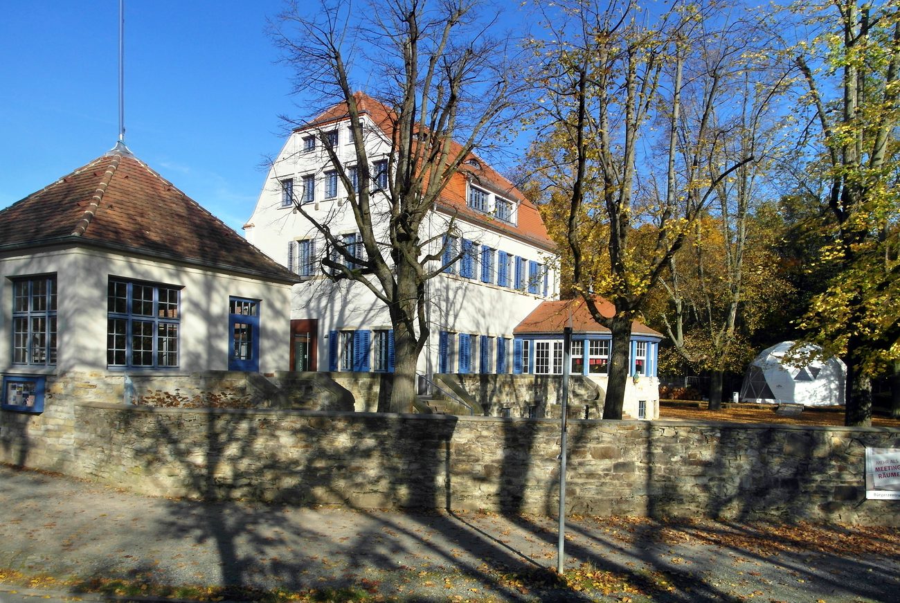Historische Fassade mit alten Fenstern, Symbolbild zum Denkmalschutz bei Wohnsiedlungen