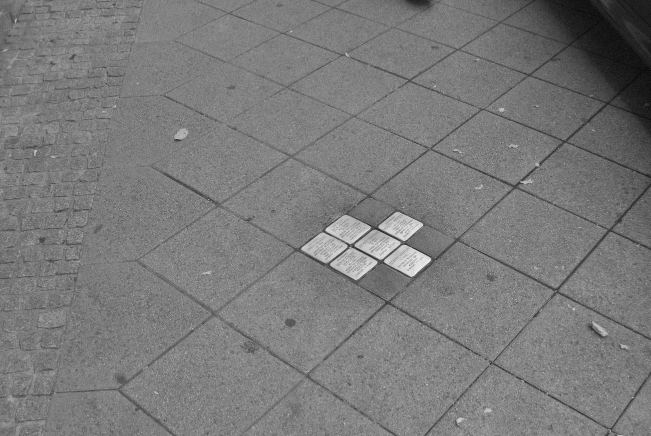 Pflastersteine in einer ruhigen Wohnstraße, Symbolbild zur Erinnerungskultur im Quartier