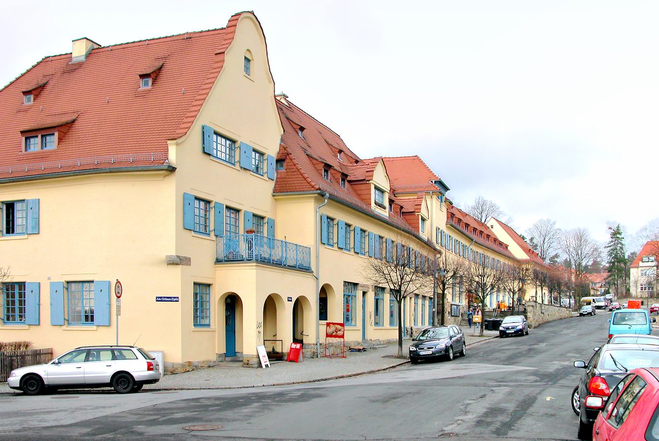Älterer Mensch im Gespräch in der Nachbarschaft, Symbolbild zum betreuten Wohnen im Quartier