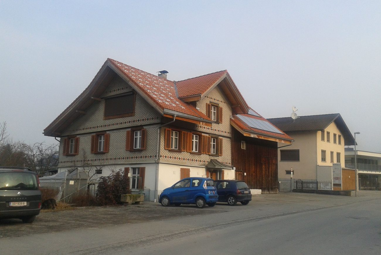 Solaranlage auf einem Wohnhausdach, Symbolbild zu nachhaltigem Wohnen
