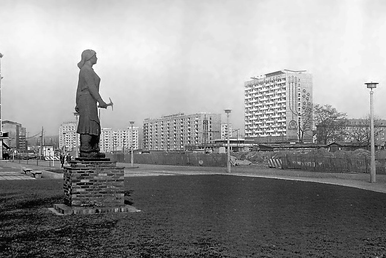 Historische Aufnahme einer Baustelle im Wiederaufbau, Symbolbild zur Wohnungsnot nach 1945